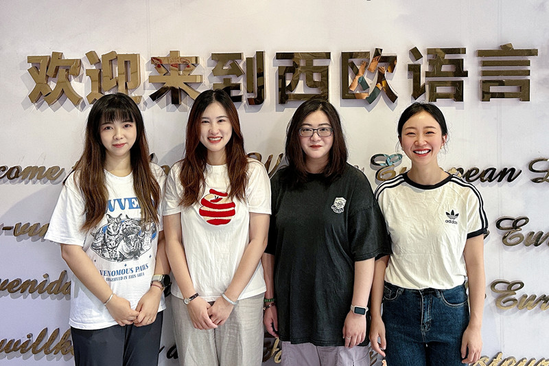 2025年6月16日，我校西欧语言搜狐体育意大利语专业叶萌教师团队（成员：顾茜 刘雨蒙 毛宏）凭借参赛课程《跨境电商意大利语》荣获第五届四川省高校教师教学创新大赛产教融合组三等奖 图片从左至右 叶萌 顾茜 刘雨濛 谭清月_副本.jpg